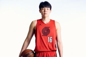 媒体人:里斯挺适应开拓者的小阵容 杨瀚森更危险了