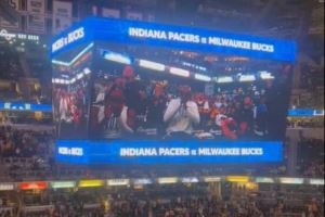 有些尴尬!迈尔斯-特纳重回步行者被介绍 现场球迷报以嘘声