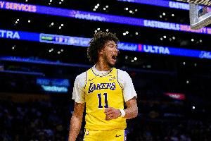 海斯:对投三分很有信心 通常会先传卢卡或小里 有空位会果断出手