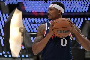 比尔14中2仅得5分!解说:本赛季NBA比赛特点不太适合老同志