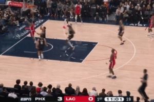 只见他腾空而起！比尔快攻机会飞速上空篮 结果以打铁告终