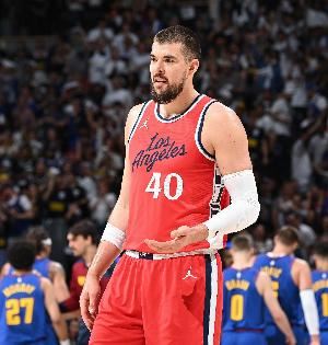 翻江倒海!祖巴茨自投自抢 连续拼下前场篮板补篮得手