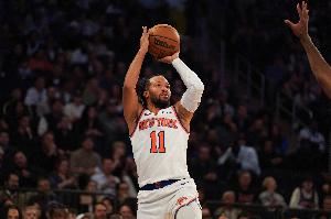 行云流水！布伦森底角接球迎着防守打成3+1